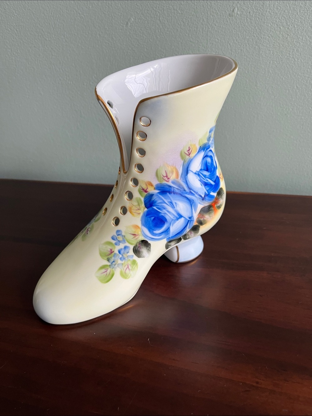 Vintage Ceramic Boot Vase Blue Roses Gold Trim Mid Century Japan 7x6 - Picture 3 of 10